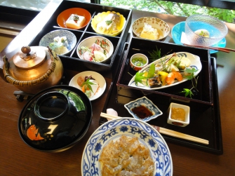 「松花堂鯛茶漬け」鯛茶漬けの料理も好評です。