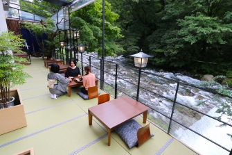 箱根唯一となる川床。一年を通して四季を感じられる特別な空間です。