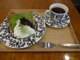 宇治抹茶を練りこんで焼いた『抹茶シフォンケーキ』でございます。セットでコーヒー・紅茶・お抹茶からお選びいただけます。お好きなお飲み物をどうぞお召し上がりくださいませ。