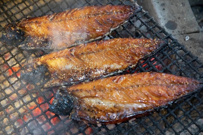 当店自慢のさばみりん。焼きたてをご賞味あれ。