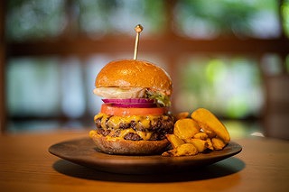 幻の牛と称される【相州牛】を使用した肉汁あふれるハンバーガーが大人気。美味しさをとことん追求した、一度食べたら忘れることのできない究極のハンバーガーをご提供いたします。