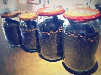豆：スペシャルティコーヒー豆を使用。常時４種類の豆を用意しております。
