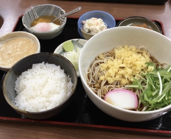 おすすめ定食です。温・冷のたぬきそばにとろろ汁、温泉玉子、ポテトサラダのセットで当店一番人気の商品です。ご賞味あれ！