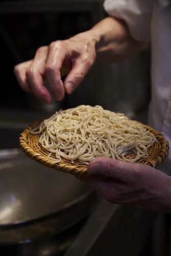 当店では、全国で買い付けたこだわりの蕎麦の実をブレンドし、店内で挽いたそば粉を使用しております。只今の季節は北海道産・茨城産・福島産の蕎麦の実をブレンドした「秋の新そば」をお楽しみいただけます。今しか味わえない一年に一度の香り高い新そばをぜひご堪能ください。