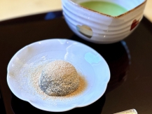 「ちもとの御菓子とお茶のセット」（写真は「わらび餅」と「お抹茶」のセット）。お抹茶は京都の老舗・丸久小山園の上級抹茶「雲鶴（うんかく）」をお点てします。