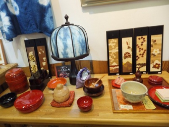 カウンター上の小田原漆器等の木工芸品、創作陶器等はどこか優しい温もりがあります。