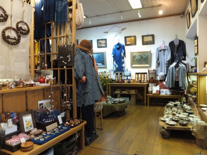 店に入ると、日本画や木像嵌、創作陶器、藍絞り染、着物地の創作服等、暮らしを彩る作品が見に入ります。