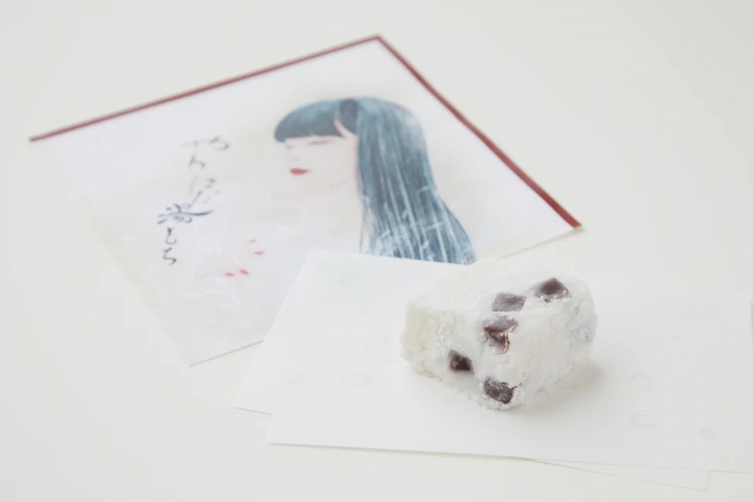 滝通り本店限定「やわはだ湯もち」。日本画家・丁子紅子氏がこのお菓子をイメージして描いたパッケージで、おひとつずつお渡しいたします。