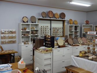数々の寄木工芸品が並ぶ、店内です。