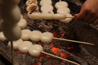 同じ原料で堅いのは煎餅ですが、柔らかいのはおだんご。おだんごは気づけば１２種類（素焼き、焼き醤油、磯辺、みたらし、五平餅風の甘みそ、きなこ、醤油マヨネーズ、たこ焼き風ソース、黒蜜きなこ、あんこ、バター醤油、わさび醤油）のお味をお楽しみいただけます。