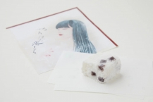 滝通り本店限定「やわはだ湯もち」。日本画家・丁子紅子氏がこのお菓子をイメージして描いたパッケージで、おひとつずつお渡しいたします。