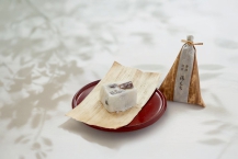 箱根温泉の湯あがりの”やわはだ”のような、なめらかな口どけの「湯もち」。国産の白玉粉を練り上げたやわらかいお餅に、本練羊羹を切り入れてます。ほのかな柚子の香りが後味を爽やかに。