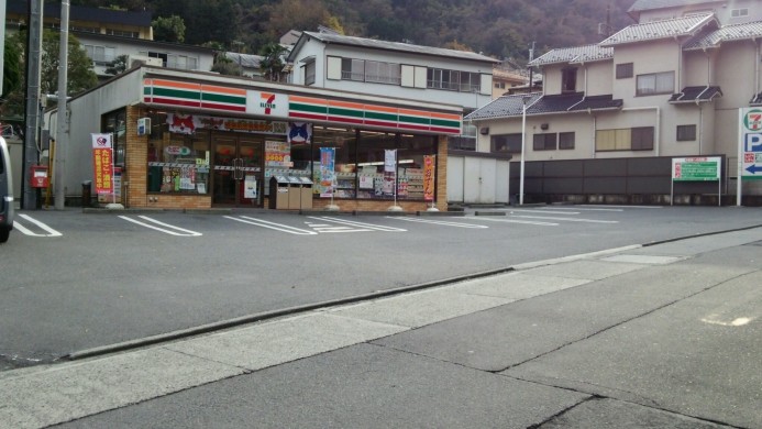 駐車場二ある店舗